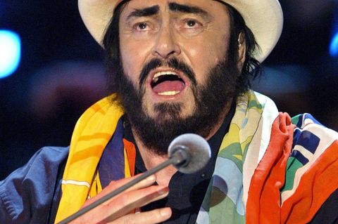Der echte Luciano Pavarotti - 2003 bei einem "Wetten, dass..?"-Auftritt. (Archivbild) Foto: Uli Deck/dpa-pool/dpa