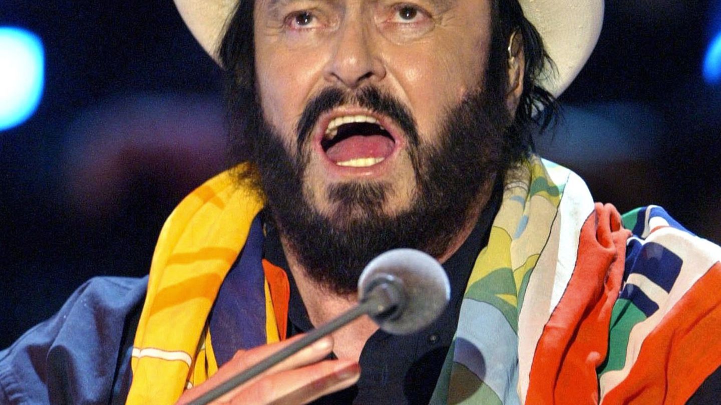 Der echte Luciano Pavarotti - 2003 bei einem "Wetten, dass..?"-Auftritt. (Archivbild) Foto: Uli Deck/dpa-pool/dpa