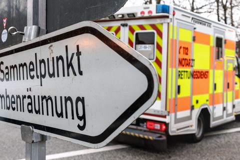 Für die Zeit der Entschärfungsaktion standen Räume in einer Schule für betroffene Einwoher bereit. Foto: Markus Scholz/dpa