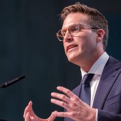 Manuel Hagel steht auf einer Bühne