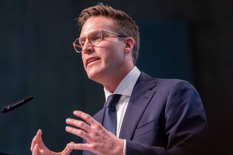 Manuel Hagel steht auf einer Bühne