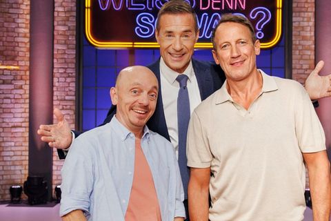 Moderator Kai Pflaume (M.) mit seinen "Wer weiß denn sowas?"-Teamkapitänen Bernhard Hoëcker (l.) und Wotan Wilke Möhring.