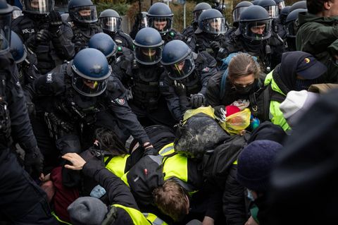 Protest gegen AfD-Jugend: Polizei geht gegen Demonstranten vor