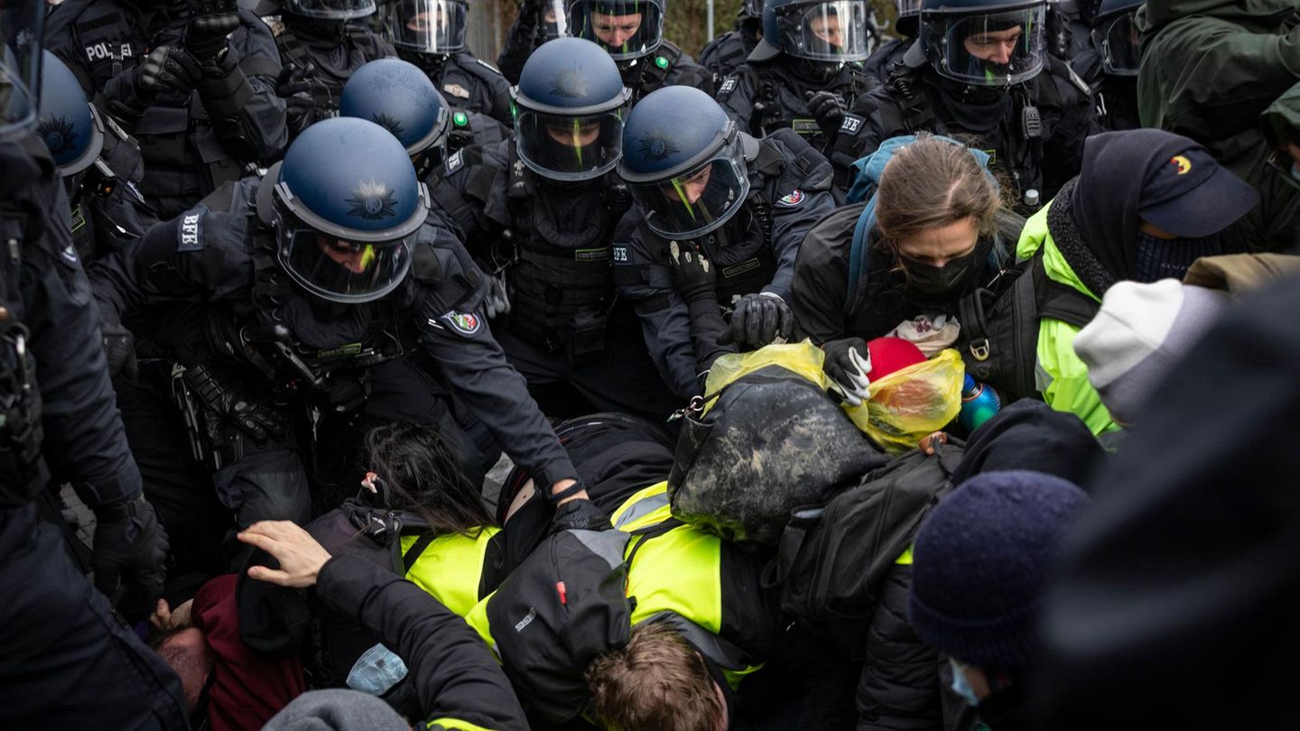 Protest gegen AfD-Jugend: Polizei geht gegen Demonstranten vor