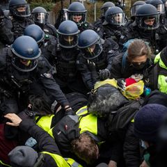 Protest gegen AfD-Jugend: Polizei geht gegen Demonstranten vor