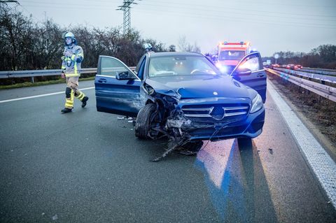 Der Fahrer eines Unfallwagens auf der A73 wurde erfolgreich wiederbelebt. Foto: David Osswald/NEWS5/dpa