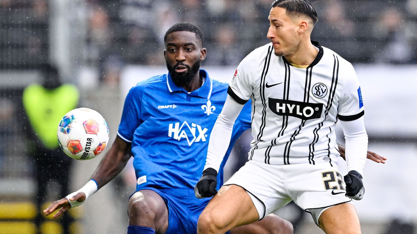 Elversbergs Torjäger Younes Ebnoutalib (r.) im Duell mit Patric Pfeiffer Foto: Uwe Anspach/dpa