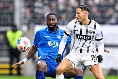 Elversbergs Torjäger Younes Ebnoutalib (r.) im Duell mit Patric Pfeiffer Foto: Uwe Anspach/dpa