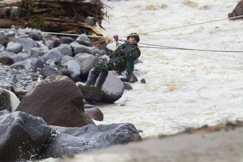Die Rettungsarbeiten kommen nur schleppend voran. Foto: Nazar Chaniago/AP/dpa