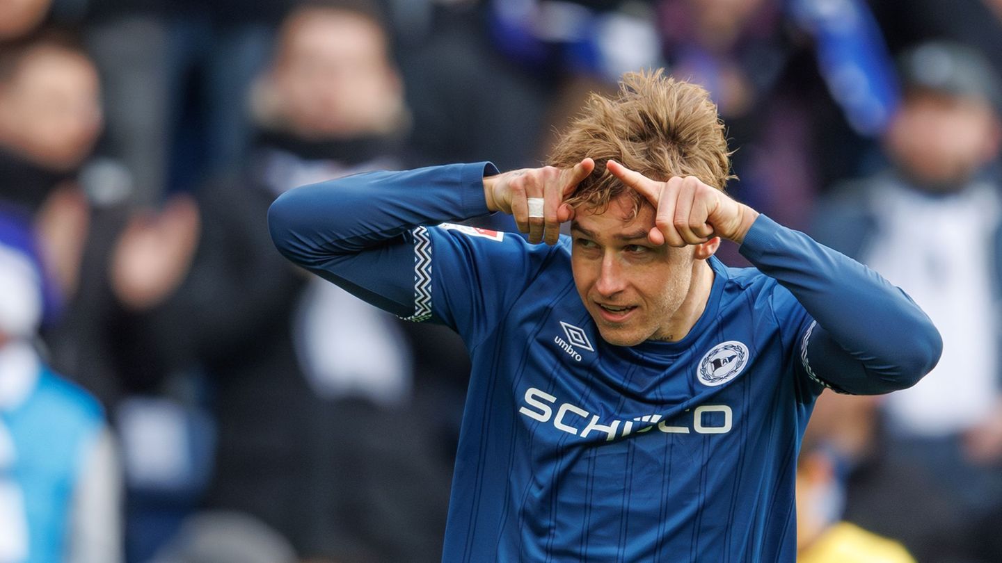 Geburtstagskind Grodowski feiert den Treffer gegen seinen Ex-Club. Foto: Friso Gentsch/dpa