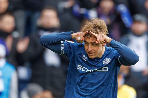 Geburtstagskind Grodowski feiert den Treffer gegen seinen Ex-Club. Foto: Friso Gentsch/dpa