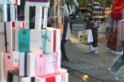 Am Black Friday schlagen viele Kunden zu (Symbolbild). Foto: Elisa Schu/dpa