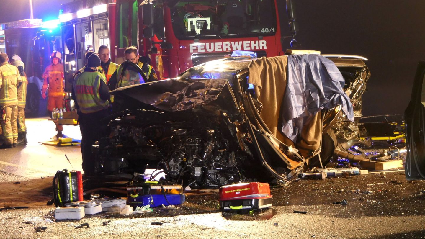 Bei dem Unfall im Landkreis Haßberge starb ein 49-Jähriger, zwei weitere Menschen wurden schwer verletzt. Foto: Christian Licha/