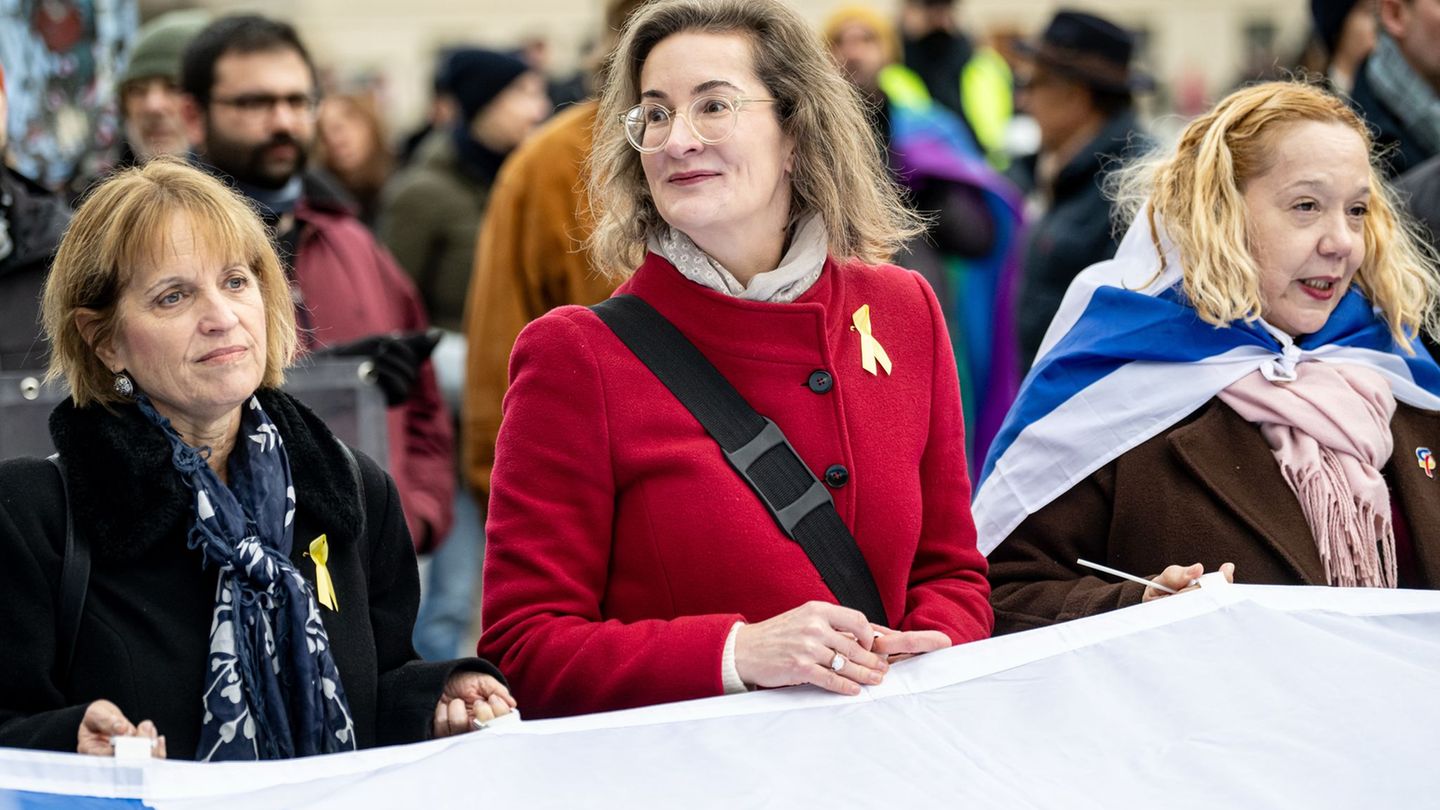 Preisler demonstrierte häufiger mit Blumen und Pappschild am Rande von propalästinensischen Demonstrationen. Foto: Fabian Sommer
