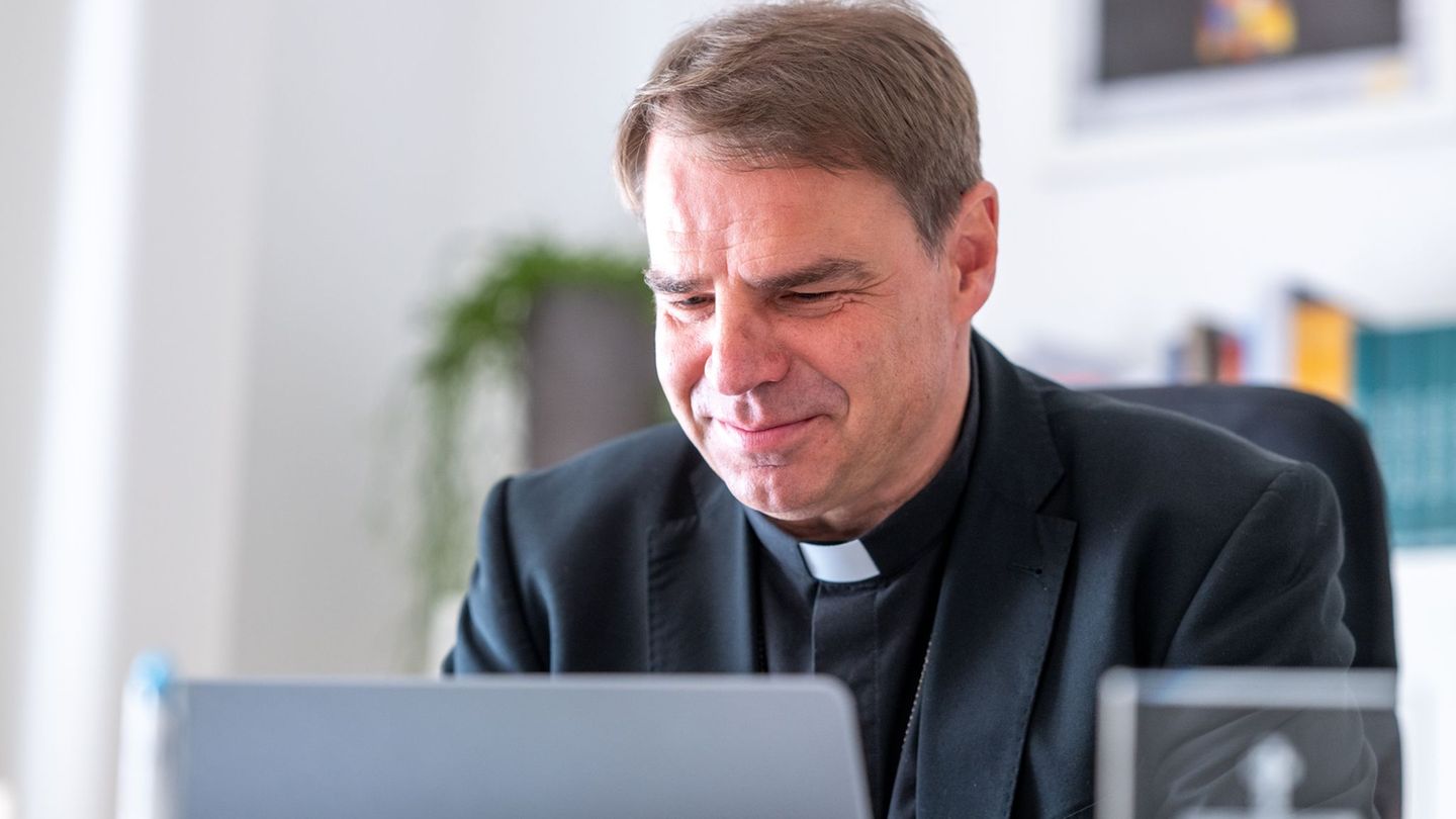 Bischof Stefan Oster will die Studie nun in Ruhe lesen. (Archivfoto) Foto: Armin Weigel/dpa