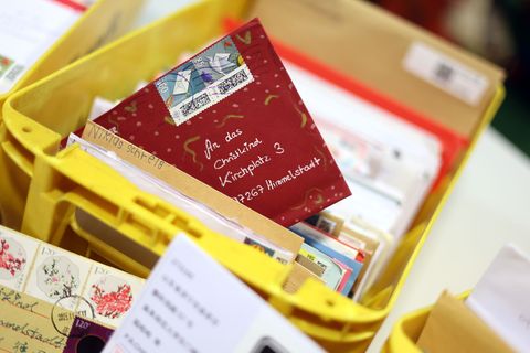 Wichtig ist, dem Christkind die Absenderadresse mitzuteilen. (Archivbild) Foto: Karl-Josef Hildenbrand/dpa