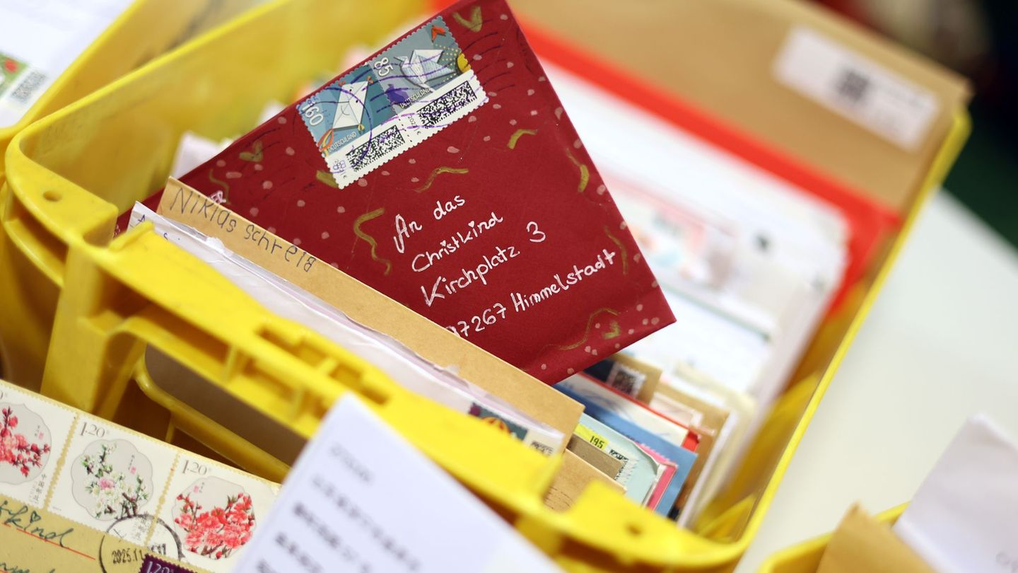 Wichtig ist, dem Christkind die Absenderadresse mitzuteilen. (Archivbild) Foto: Karl-Josef Hildenbrand/dpa