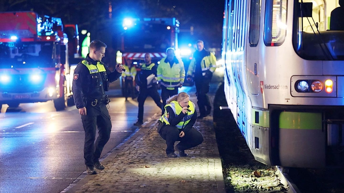 Ein 59 Jahre alter Fußgänger wurde in der Nacht zum Samstag von einer Straßenbahn erfasst und eingeklemmt. Foto: Uncredited/dpa