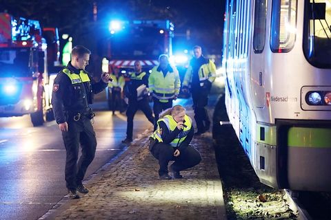 Ein 59 Jahre alter Fußgänger wurde in der Nacht zum Samstag von einer Straßenbahn erfasst und eingeklemmt. Foto: Uncredited/dpa