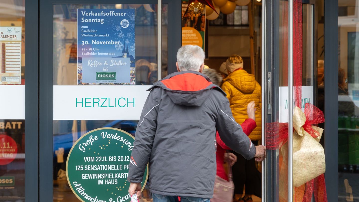 In Saalfeld und mehreren anderen Thüringer Städten konnten die Kunden am ersten Advent durch die Geschäfte bummeln. Foto: Michae