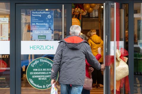 In Saalfeld und mehreren anderen Thüringer Städten konnten die Kunden am ersten Advent durch die Geschäfte bummeln. Foto: Michae