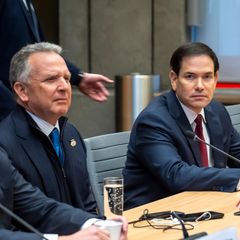Sie verhandeln über das Schicksal der Ukraine: der Sondergesandte Steve Witkoff (2.v.l), und US-Außenminister Marco Rubio (r.)