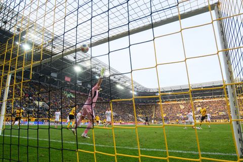 Alexander Rossipal (Dynamo Dresden, r) erzielt das Tor zum 1:0. Foto: Robert Michael/dpa