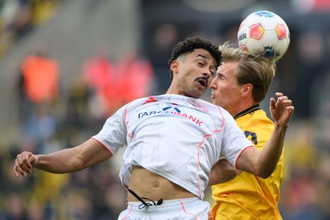 Der Düsseldorfer Emmanuel Iyoha (l.) wurde im Spiel in Dresden rassistisch beleidigt. Foto: Robert Michael/dpa