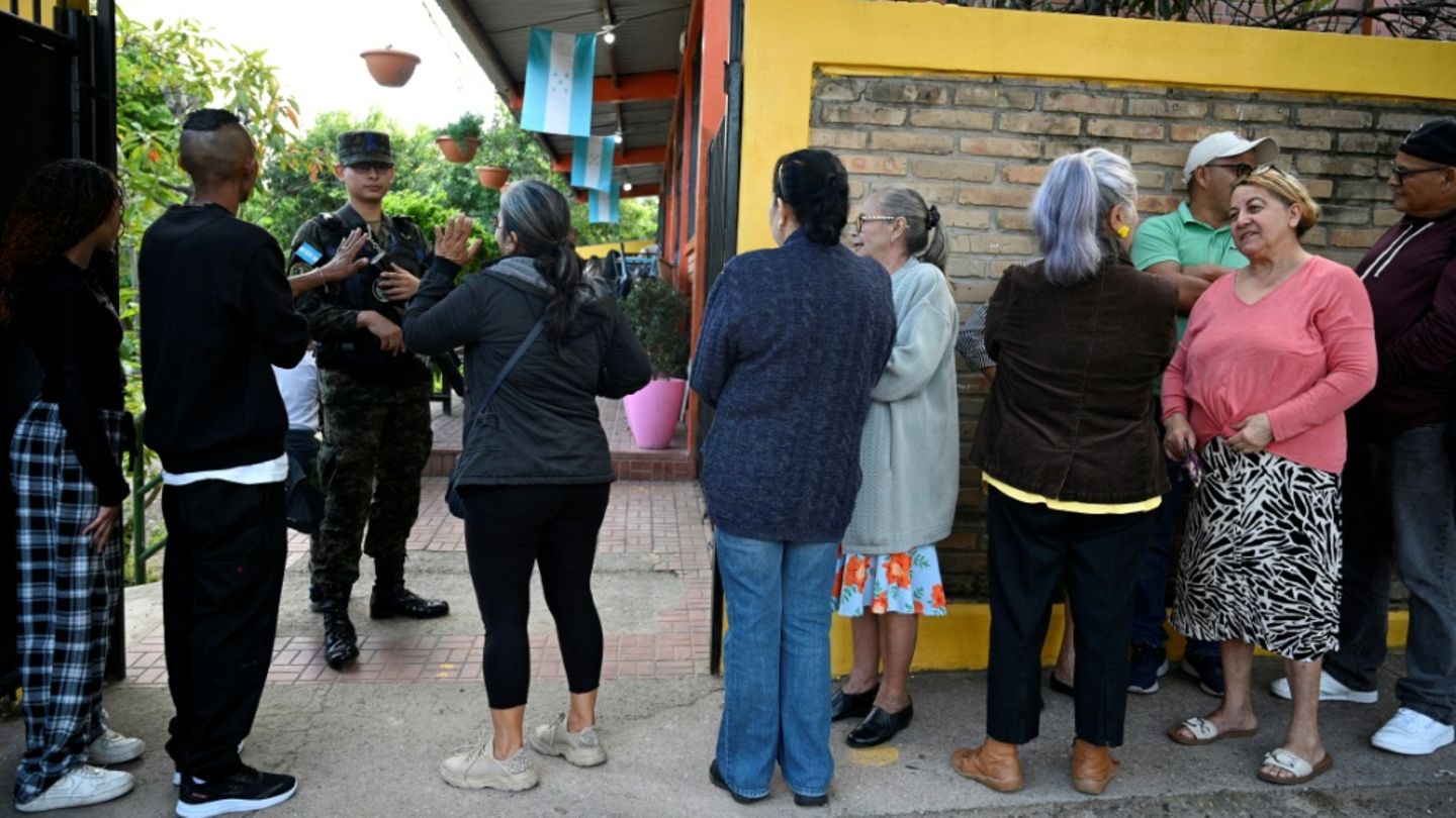 Wähler vor einem Wahllokal in Tegucigalpa