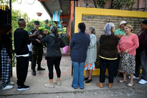 Wähler vor einem Wahllokal in Tegucigalpa
