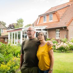 Testament: Ein älteres Paar vor einem Haus