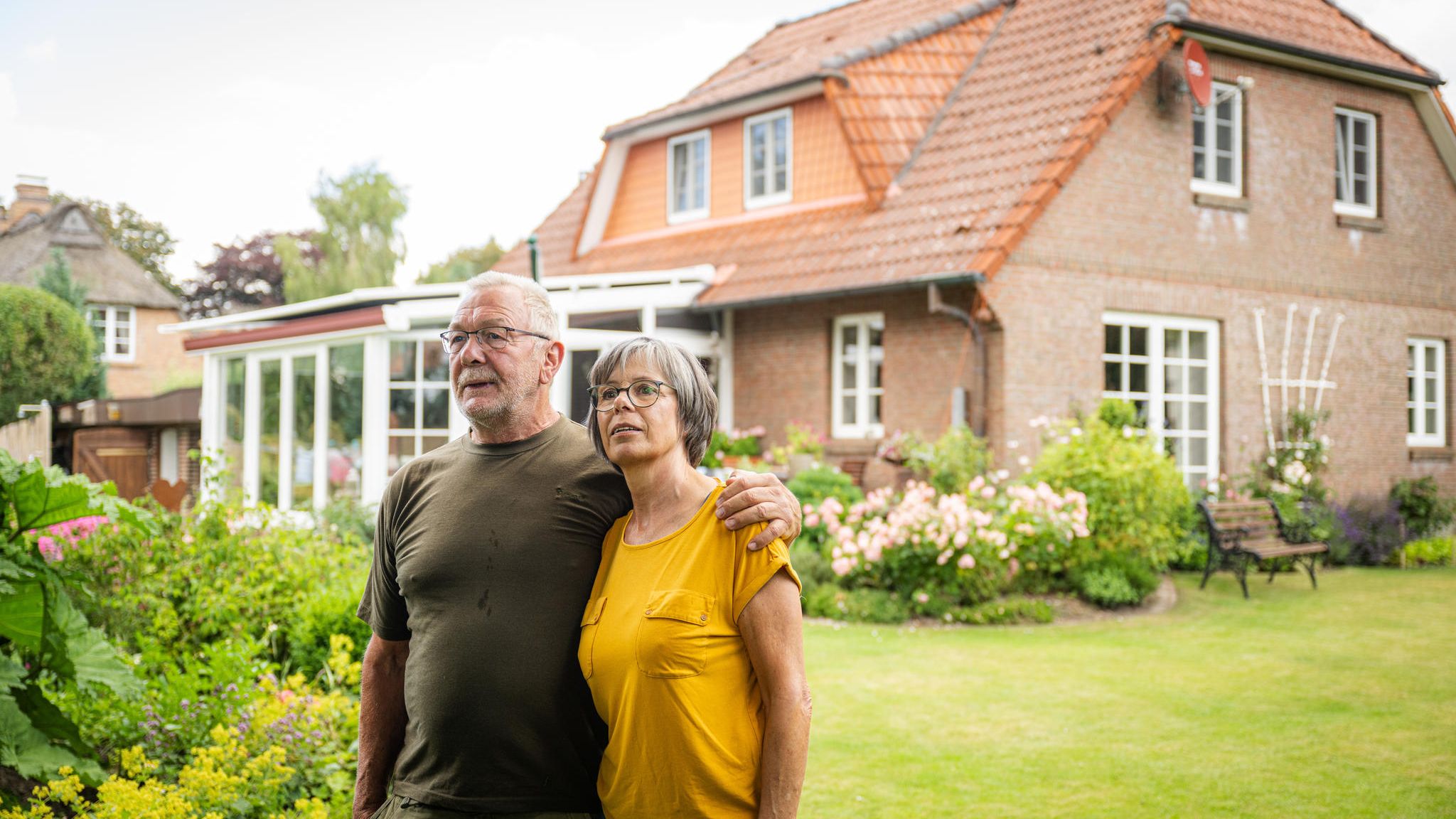 Testament: Ein älteres Paar vor einem Haus