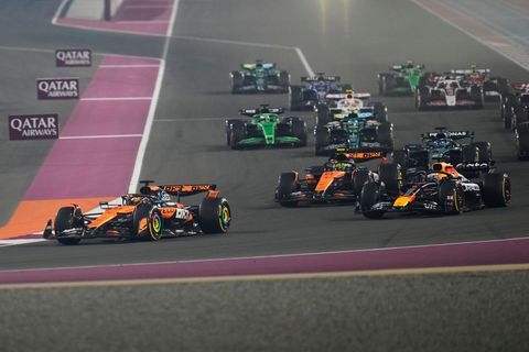 Hinter Polesetter Oscar Piastri schnappt sich Max Verstappen nach wenigen 100 Metern WM-Spitzenreiter Lando Norris. Foto: Darko