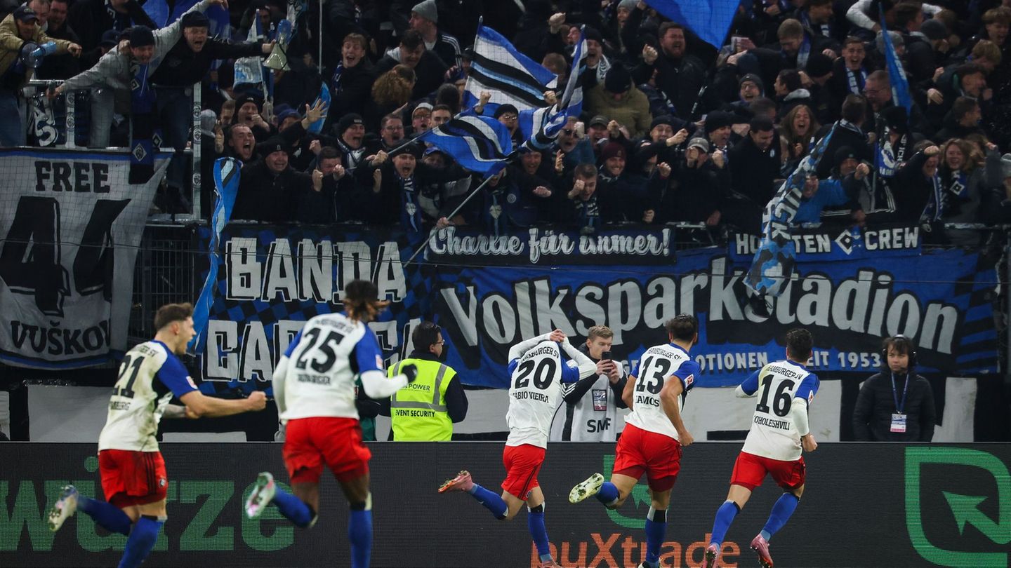 Fabio Vieira (Rückennummer 20) traf in der Nachspielzeit zum umjubelten Siegtreffer. Foto: Christian Charisius/dpa