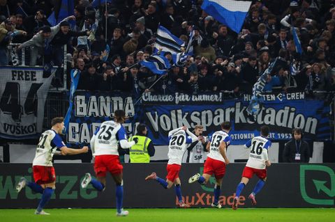 Fabio Vieira (Rückennummer 20) traf in der Nachspielzeit zum umjubelten Siegtreffer. Foto: Christian Charisius/dpa