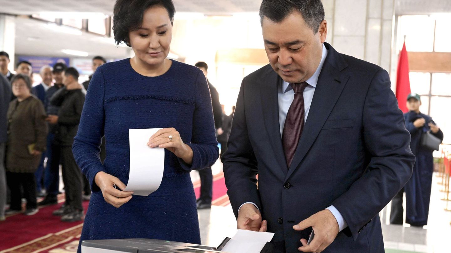 Der kirgisische Präsident Sadyr Schaparow gibt seine Stimme bei der Parlamentswahl ab. Foto: Sultan Dosaliev/Kyrgyzstan's Presid