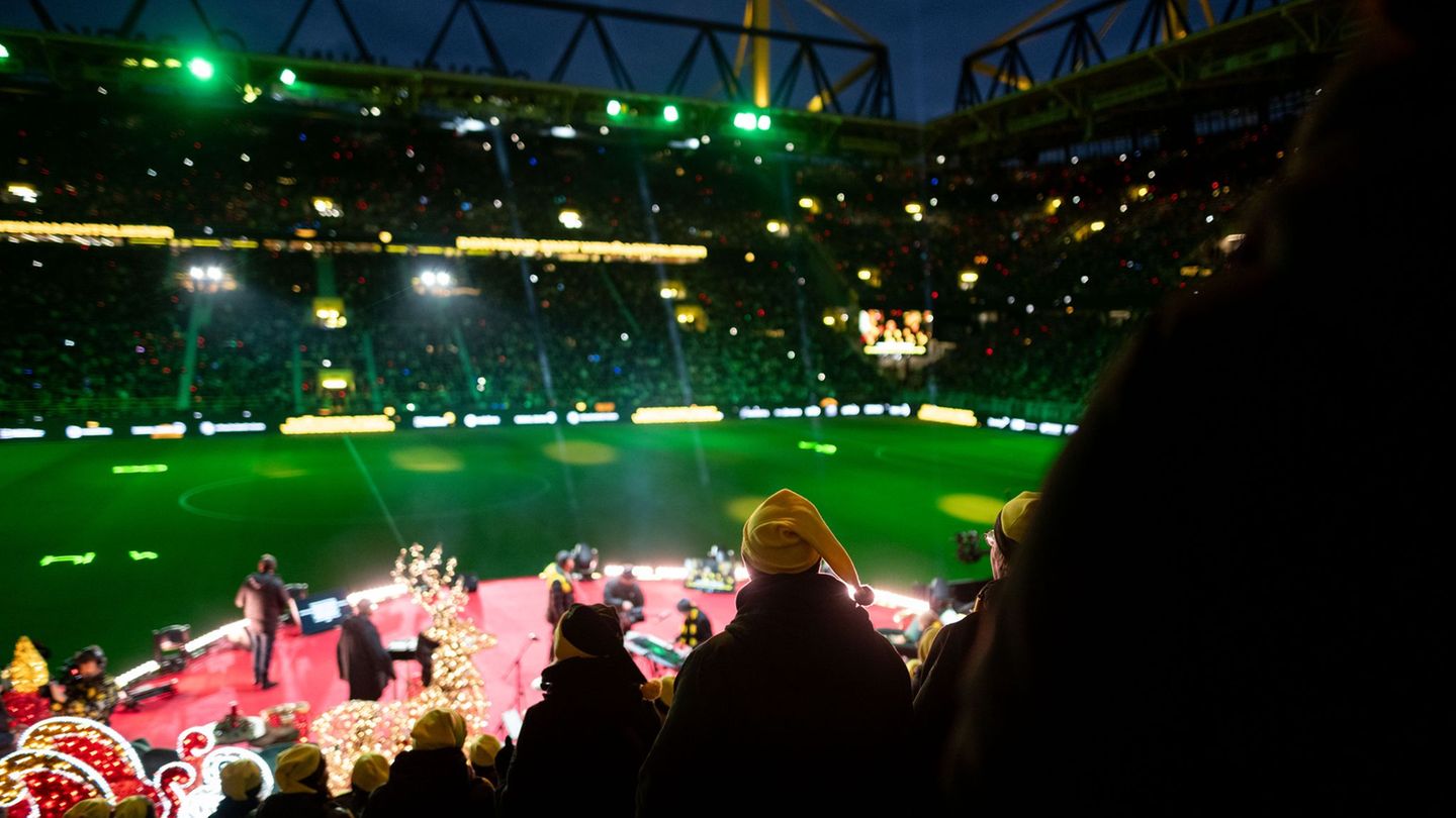 Mitsing-Konzert: Zehntausende singen Weihnachtslieder im Stadion des BVB