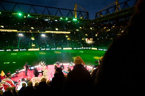 Bei weihnachtlicher Atmosphäre sangen Zehntausende im Stadion. Foto: Fabian Strauch/dpa