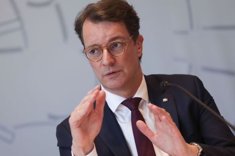 Der Ministerpräsident von NRW, Hendrik Wüst (CDU), verlangt, dass der Bund auch die durch Bundesgesetze entstandenen Mehrkosten