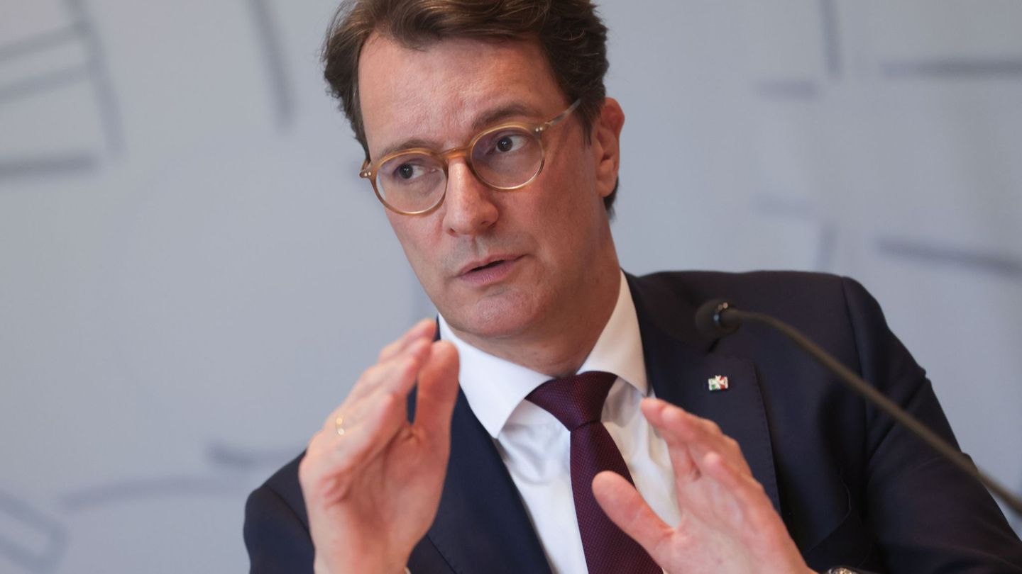 Der Ministerpräsident von NRW, Hendrik Wüst (CDU), verlangt, dass der Bund auch die durch Bundesgesetze entstandenen Mehrkosten