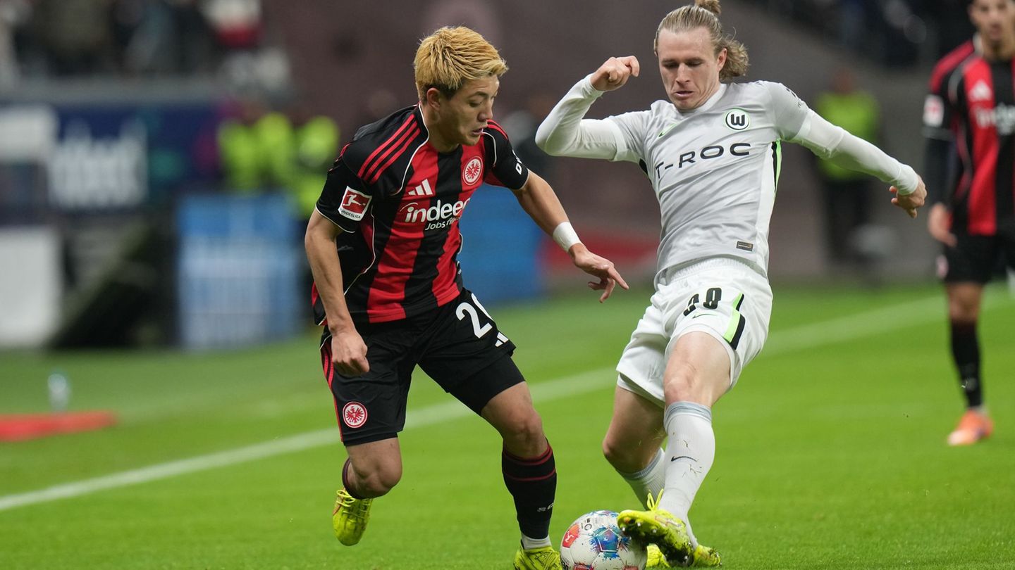 Lieferten sich eine umkämpfte Partie: Eintracht Frankfurt um Ritsu Doan (l) und der VfL Wolfsburg um Patrick Wimmer (r). Foto: T