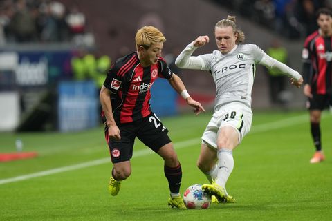 Lieferten sich eine umkämpfte Partie: Eintracht Frankfurt um Ritsu Doan (l) und der VfL Wolfsburg um Patrick Wimmer (r). Foto: T