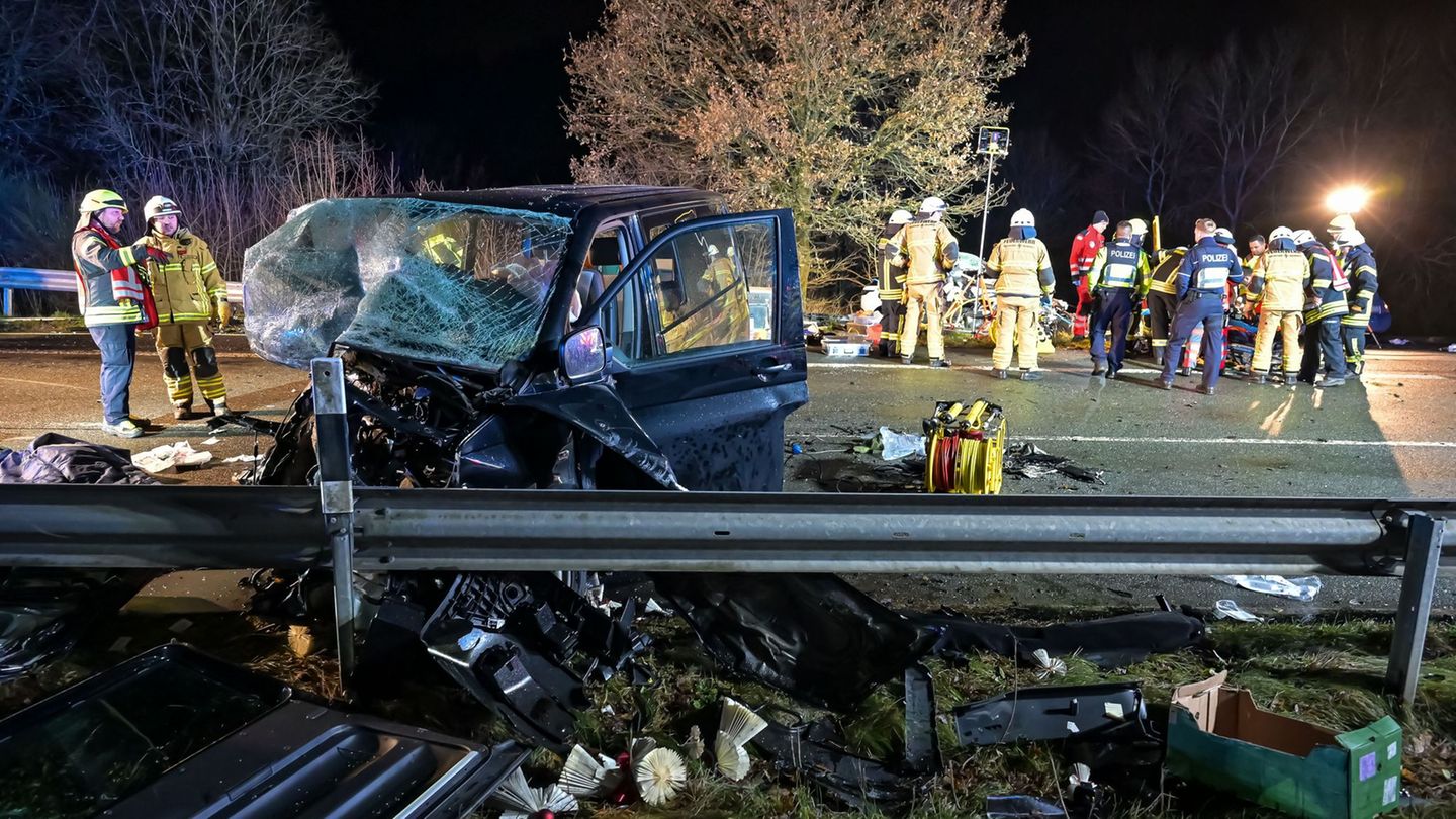 Schwerer Unfall auf der B55 in Oberveischede. Foto: Markus Klümper/dpa