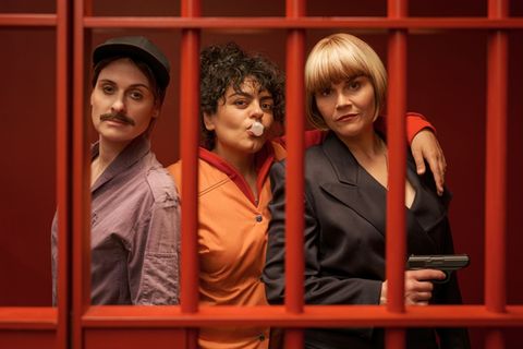 Die neue ZDF-Krimi-Komödie erzählt die Geschichte von drei Schwestern, die unterschiedlicher nicht sein könnten. Lesley (Julia Becker, von links), Olivia (Sara Fazilat) und Kim Hansen (Katharina Wackernagel) planen einen Einbruch, der gehörig schiefgehen wird.
