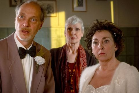 Die feierliche Zeremonie, bei der Ronnie (Martin Brambach) und Hilde (Steffi Kühnert, rechts) vor der Pastorin (Ulrike Hübschmann) ihr Ehegelübte erneuern wollten, wird von einem Überraschungsgast unterbrochen.