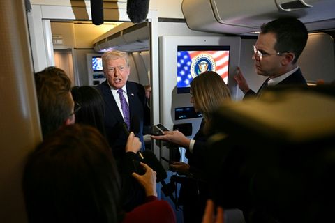 Trump mit Journalisten an Bord der Air Force One