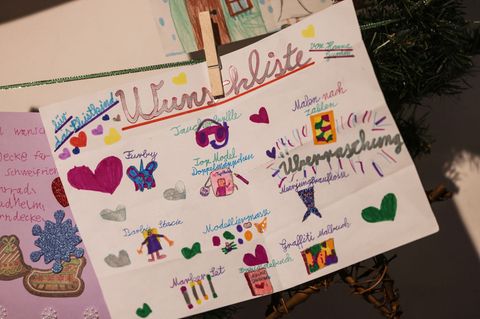 Viele Kinder haben ihre Briefe mit Malereien oder Aufklebern verziert. (Archivbild) Foto: Oliver Berg/dpa