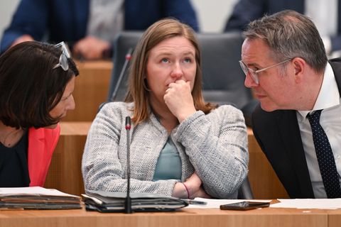 Regierungschef Schweitzer von der SPD wird gemeinsam mit den Ministerinnen Binz von den Grünen (Mitte) und Schmitt von der FDP a