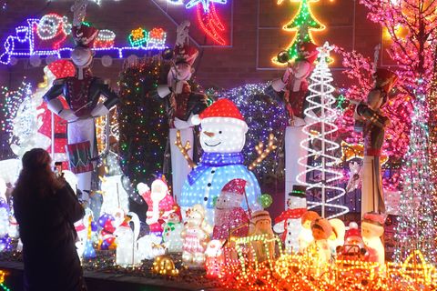 Helle Weihnachtsbeleuchtung kann Tiere nachts beeinträchtigen. (Symbolbild) Foto: Joe Giddens/PA Wire/dpa