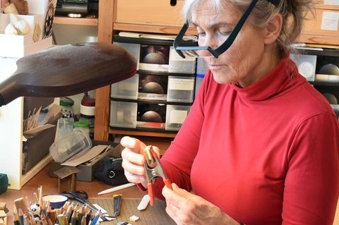 Winzige Bücher mit mehr als 90 Seiten stellt Kathrin Hohensee aus Leipzig her und bringt ganze Städte und Abenteuer in die Puppe